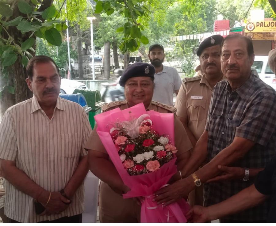 चंडीगढ़ सेक्टर-46 सी के प्रतिनिधिमंडल ने डीएसपी गुरजीत कौर व एसएचओ शादीलाल से की मुलाकात
