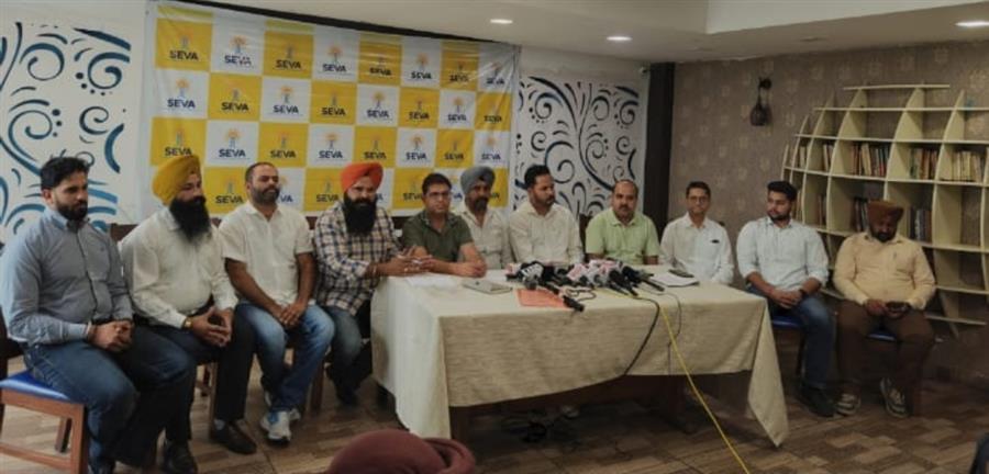 केंद्र के देश में सोलर सेल्स और पैनल निर्माण को तुरंत अनिवार्य करने के फैसले से पूरा सोलर सेक्टर संकट में आ गया है : सेवा
