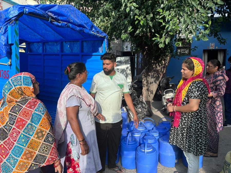 भाजपा नेता अक्षय शर्मा ने आंधी प्रभावित क्षेत्रों में पहुंचाई राहत, पीने के पानी की करवाई व्यवस्था