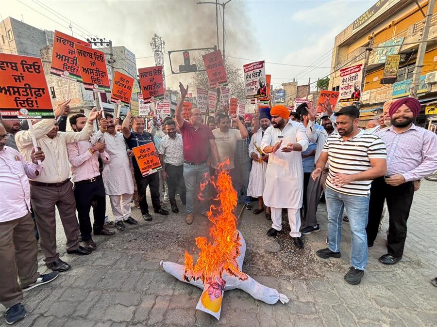 अक्षय शर्मा ने फूंका भगवंत मान का पुतला, मांगा इस्तीफा