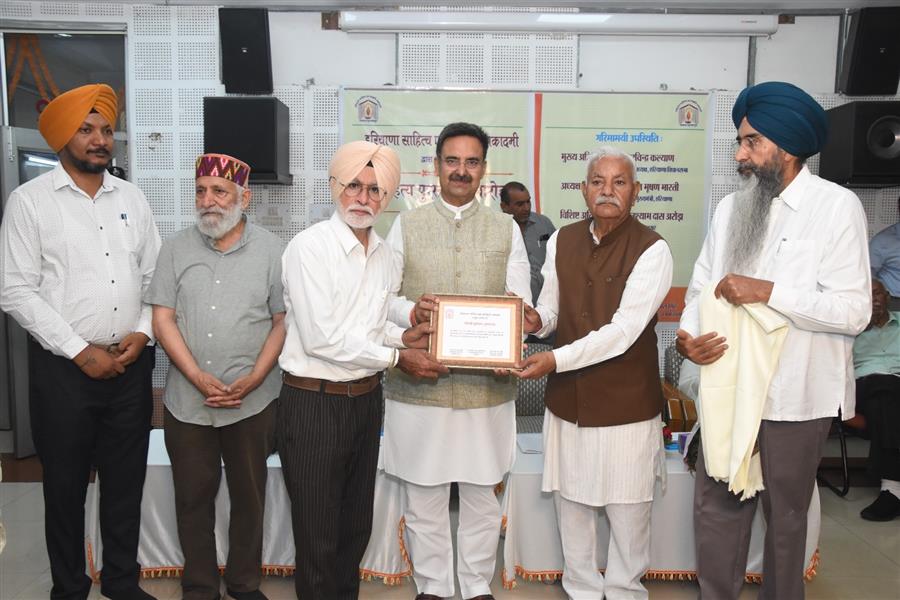 साहित्यकार समाज को नई दिशा देते हैं: श्री हरविंदर कल्याण
