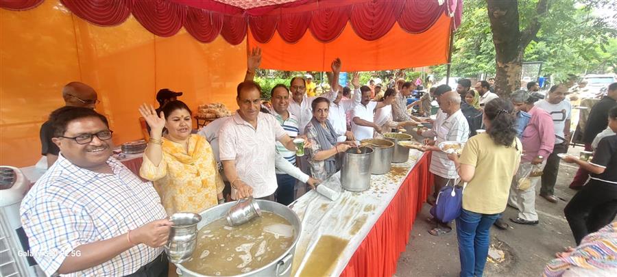 निर्जला एकादशी पर श्री राम भंडारा कमेटी ने लगाया लंगर, राहगीरों में बांटा गन्ने का ताजा जूस