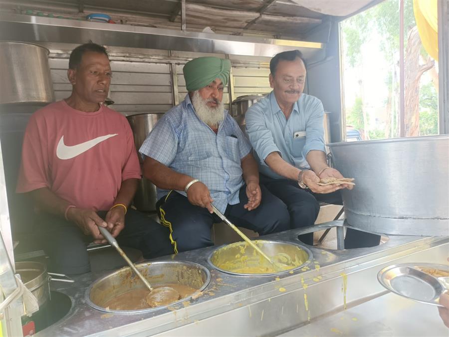श्री अमर ज्योति सेवा दल ने लगाया भंडारा और ठंडे मीठे जल की छबील: