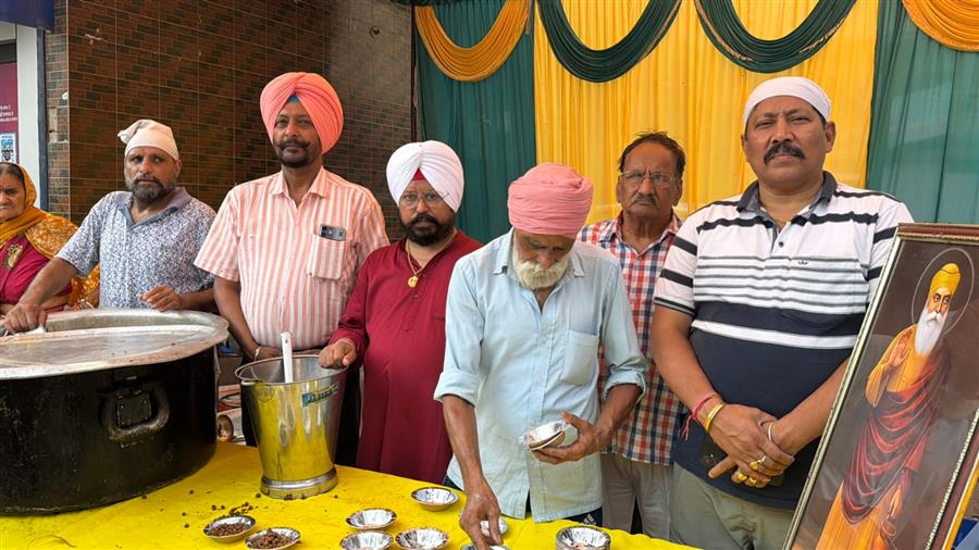 वार्ड नंबर 26 में बाबा बन्दा सिंह बहादुर के शहीदी दिवस को समर्पित मीठे पानी की छबील और काले चने का लगाया लंगर
