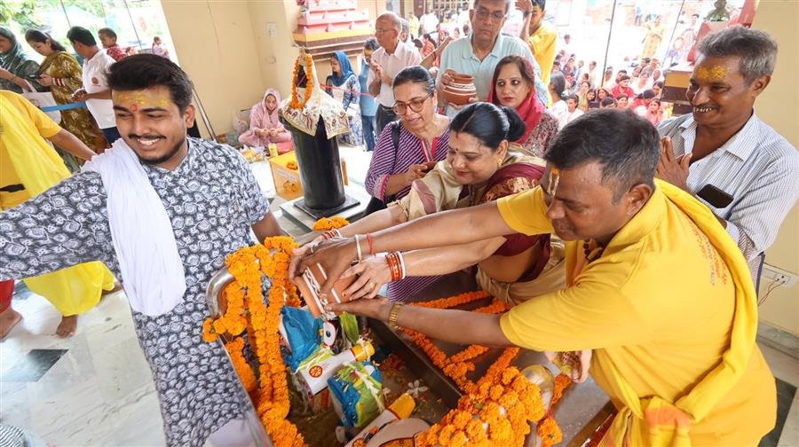 देव स्नान पूर्णिमा पर विशेष पूजा अर्चना के बाद भगवान जगन्नाथ, भाई बलभद्र एवं बहन सुभद्रा ने किया स्नान 