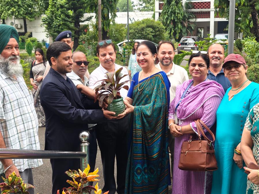 वन महोत्सव के अवसर पर गवर्नमेंट कॉलेज ऑफ एजुकेशन, सेक्टर 20-डी, चंडीगढ़ में वृक्षारोपण अभियान का आयोजन