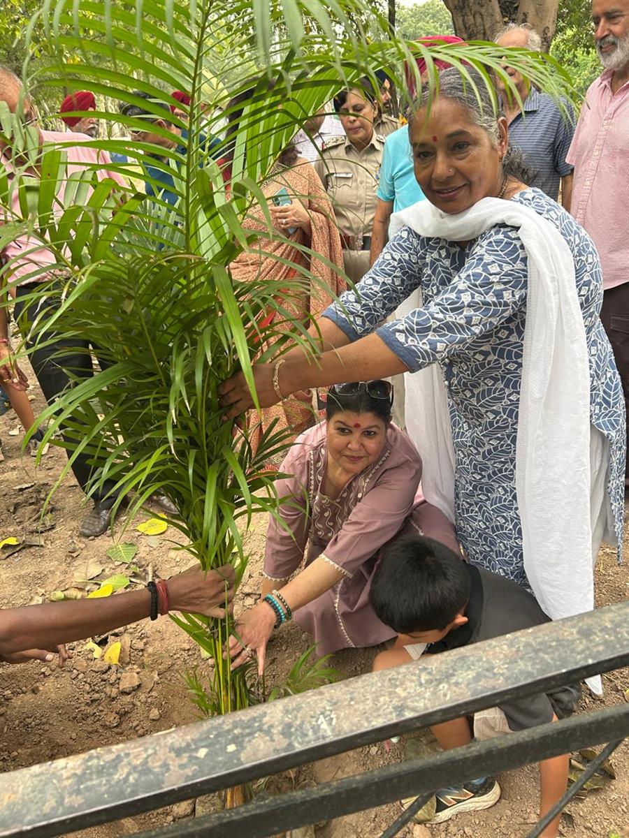 आरडब्ल्यूए ने पौधे लगाकर पर्यावरण संरक्षण का संदेश दिया