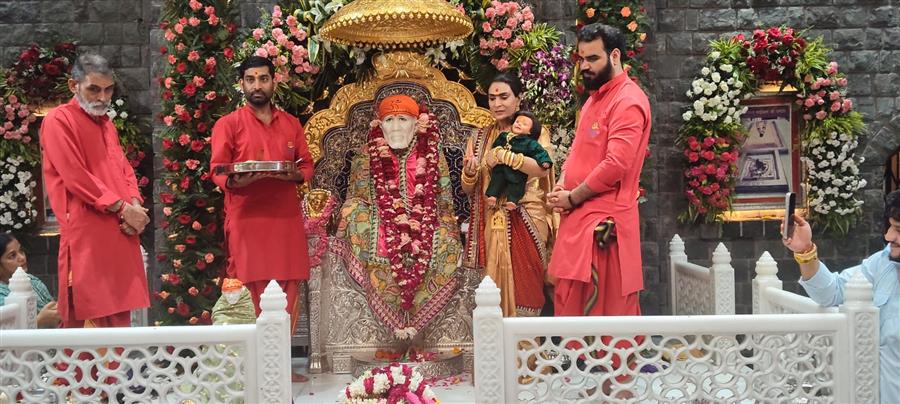 गुरु पूर्णिमा पर किन्नर समाज ने साईं बाबा को सोने का छत्र किया अर्पित
