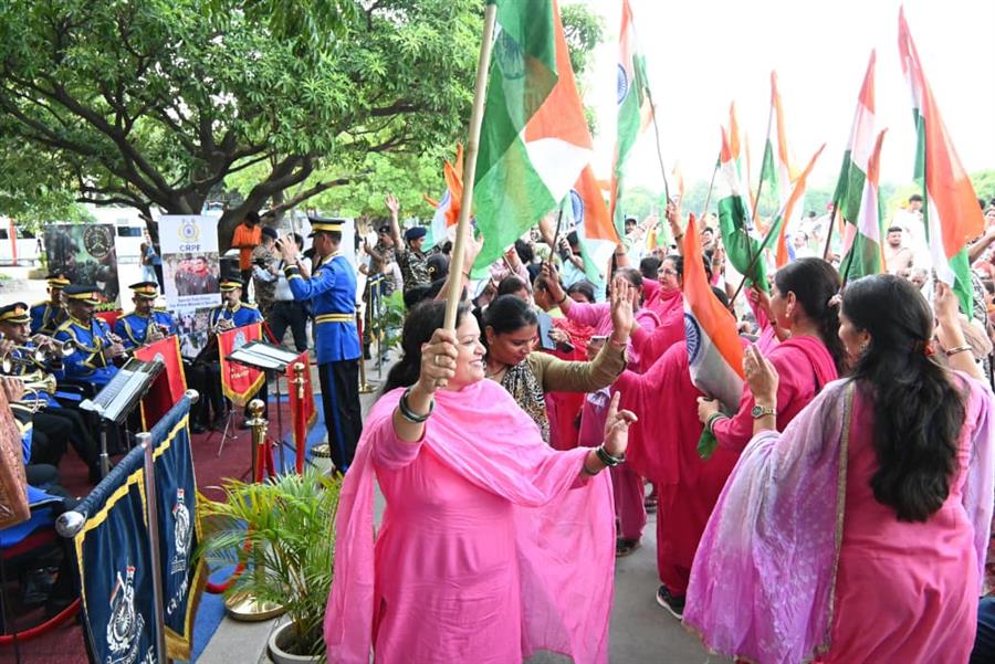 सुखना लेक पर गूंजे देशभक्ति का तराने, सीआरपीएफ बैंड डिस्प्ले ने बांधा समां