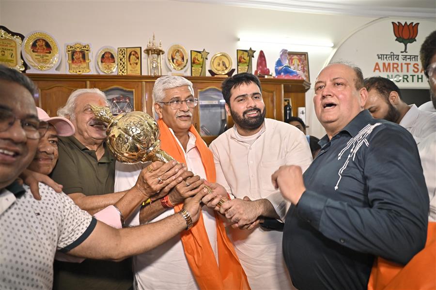 अक्षय शर्मा के घर पहुंचे गजेंद्र सिंह शेखावत, अमृतसर पहुंचने पर किया खास स्वागत, घर पर हुई राजनीतिक चर्चा