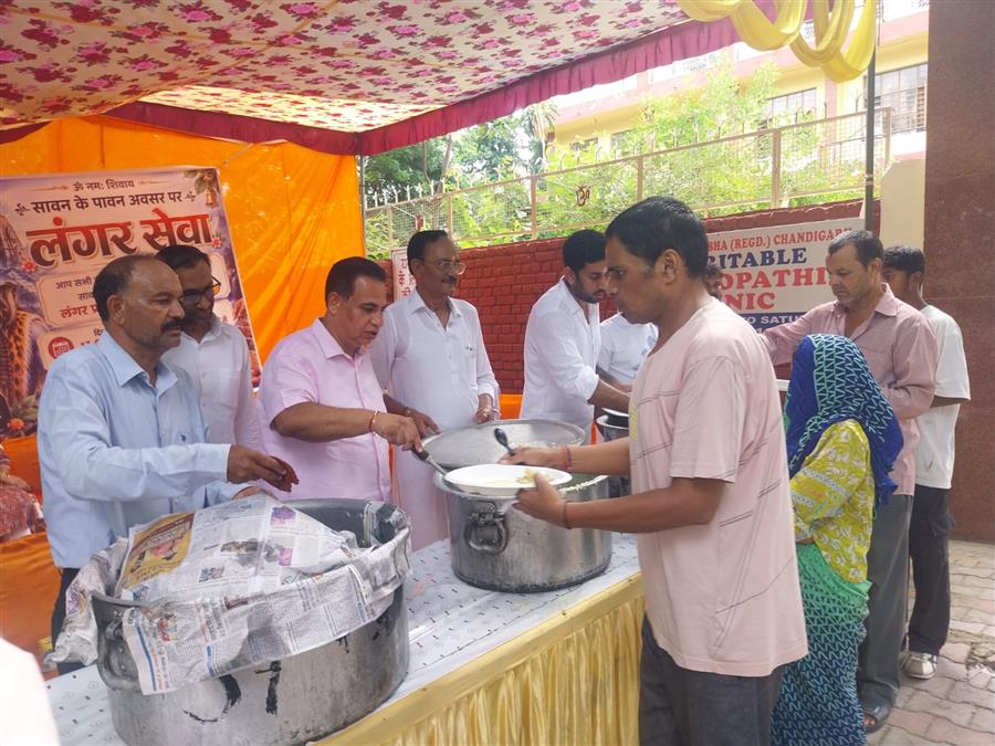 प्रवीण शर्मा टीटू ने नागपंचमी के उपलक्ष्य में लगाया खीर और मालपुड़े का लंगर