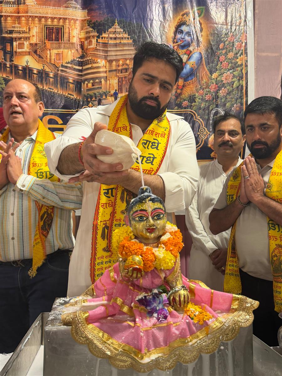 जन्माष्टमी पर श्री कृष्ण का आशीर्वाद लेने पहुंचे अक्षय शर्मा