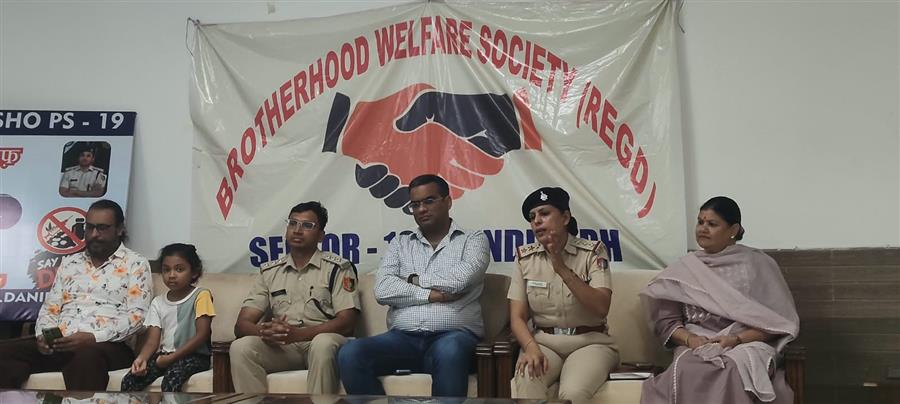 सेक्टर-18 में सुरक्षा को लेकर आर डब्ल्यू ए सेक्टर 18 की पुलिस अधिकारियों के साथ बैठक