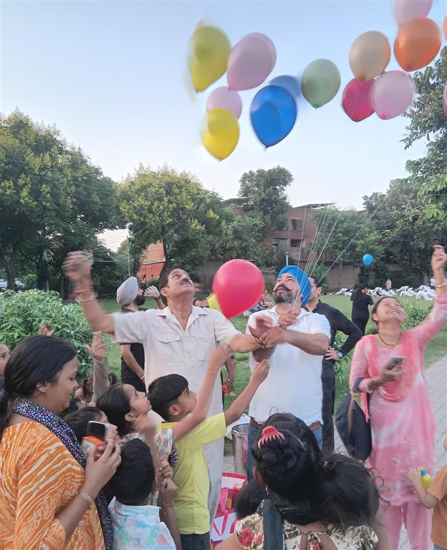 गुरु नानक देव जी के विवाह पर्व पर सेक्टर-46 में लगा लड्डूओं का लंगर, गुब्बारे बांट कर सत्कार से मनाई खुशी