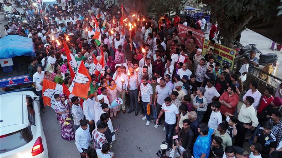 चुनाव आयोग के खिलाफ बापूधाम कॉलोनी में कांग्रेस का विशाल मशाल मार्च