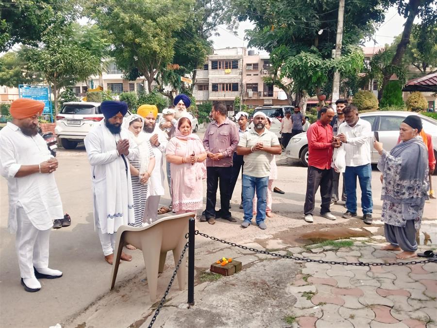 सेक्टर 22-B में पानी की निकासी की समस्या के समाधान के लिए पाइपों को बिछाने का कार्य शुरू