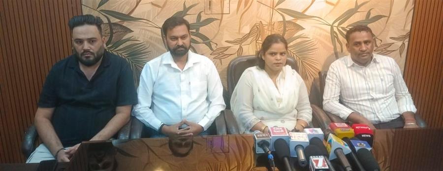 वार्ड नंबर 3 की समस्याओं को लेकर वार्ड निवासियों के बीच पहुंचीं अनु, कांग्रेस टिकट से जताई दावेदारी