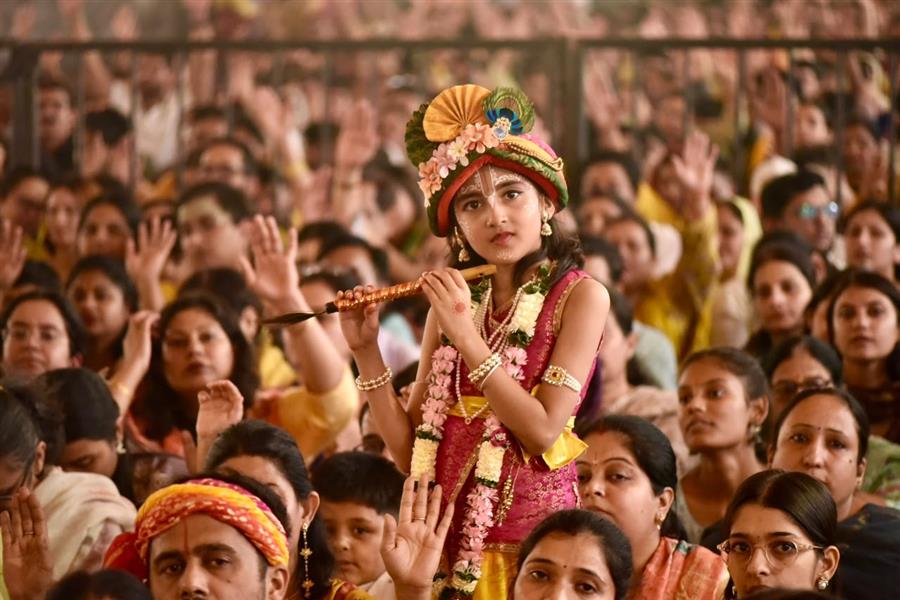 चंडीगढ़ में श्रीमद्भागवत कथा के दूसरे दिन नंदोत्सव और तृतीय वृंदावन प्राकट्य उत्सव बड़े उत्साह से मनाया गया; भक्ति मंत्रों से गूंजा पंडाल