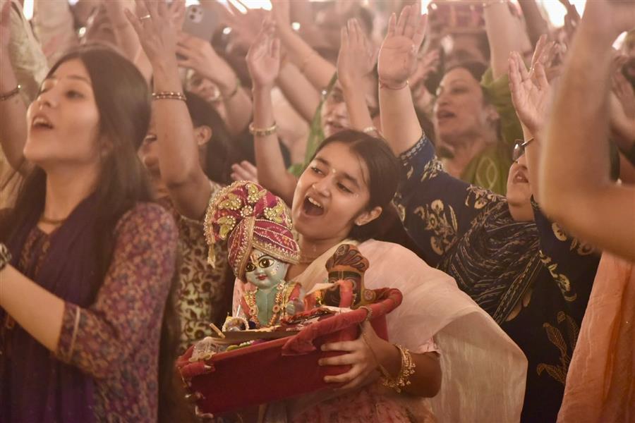 श्रीमद्भागवत कथा के तीसरे दिन जन्म लीला और ब्रज लीला के अलौकिक प्रसंगों से गूँजा पंडाल