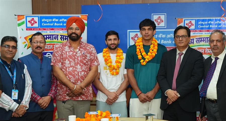 सेंट्रल बैंक ऑफ इंडिया द्वारा स्वर्ण पदक विजेता मुक्केबाज़ श्री अंकुश पंघाल एवं श्री सचिन सिवाच का सम्मान
