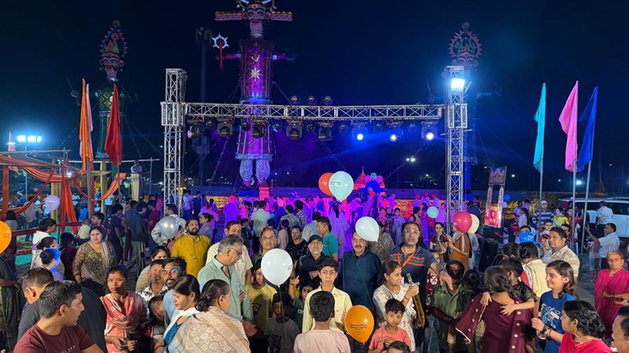 दशहरे की पूर्व संध्या पर सेक्टर-46 में मेले जैसा माहौल, रंग-बिरंगी रोशनी और फौजी बैंड ने बांधा समां