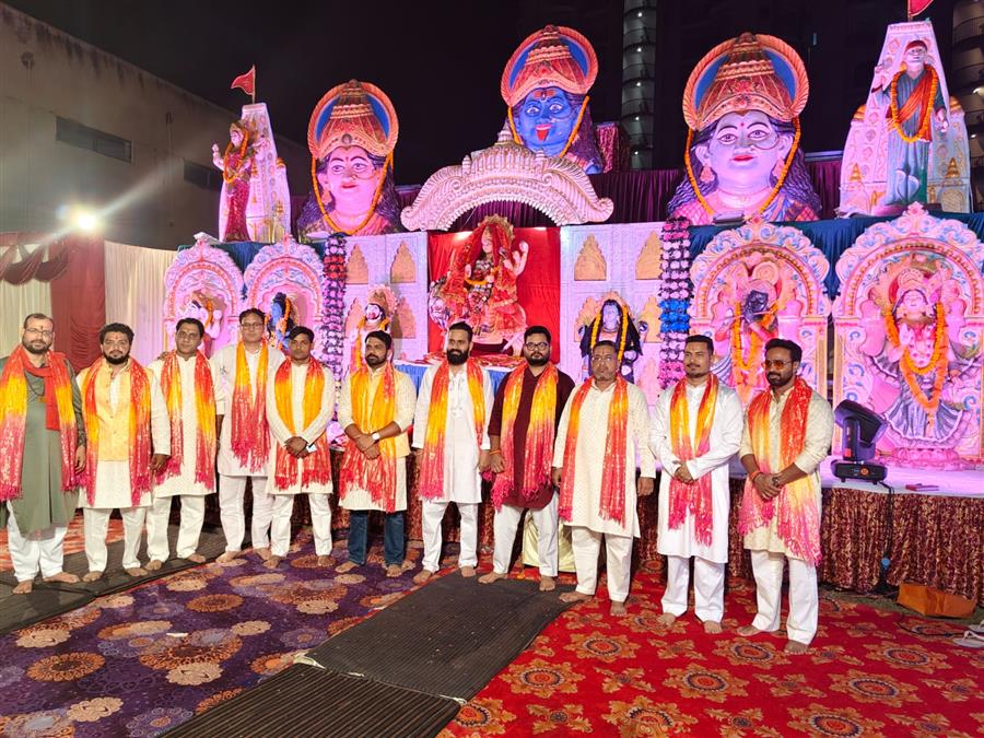रंग-बिरंगी रोशनी से सजा माता रानी का दरबार, मनमोहक झांकियों ने मोहा श्रद्धालुओं का मन