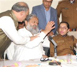 विज और दलित एसपी विवाद पर अनुसूचित जाति आयोग गंभीर