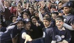 स्कूली बच्चों से मिलने पहुंचे कुंबले
