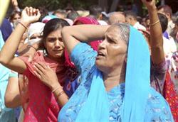 कैबिनेट मंत्री कविता जैन के आवास पर प्रदर्शन