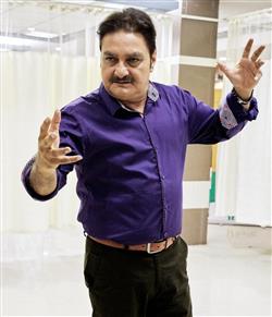 फिल्म 'खजूर पे अटके' में विनय पाठक दिखेंगे थोड़े शांत और थोड़े खुदगर्ज़ 