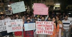 बढ़ रहे बलात्कारों के खिलाफ महिलाओं ने मुंह पर काली पट्टी बांधकर प्रदर्शन किया