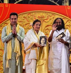 श्री श्री रवि शंकर के हाथों हुआ मीरा उपादया की किताब  ‘यू आर इन क्यू' ‘  का विमोचन 