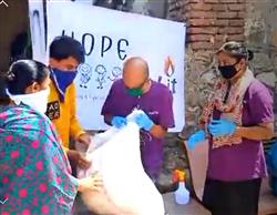 सेलिब्रिटीज ने होप बी~लिट की टीम के फूड डिस्ट्रिब्यूशन प्रोग्राम की तारीफ की