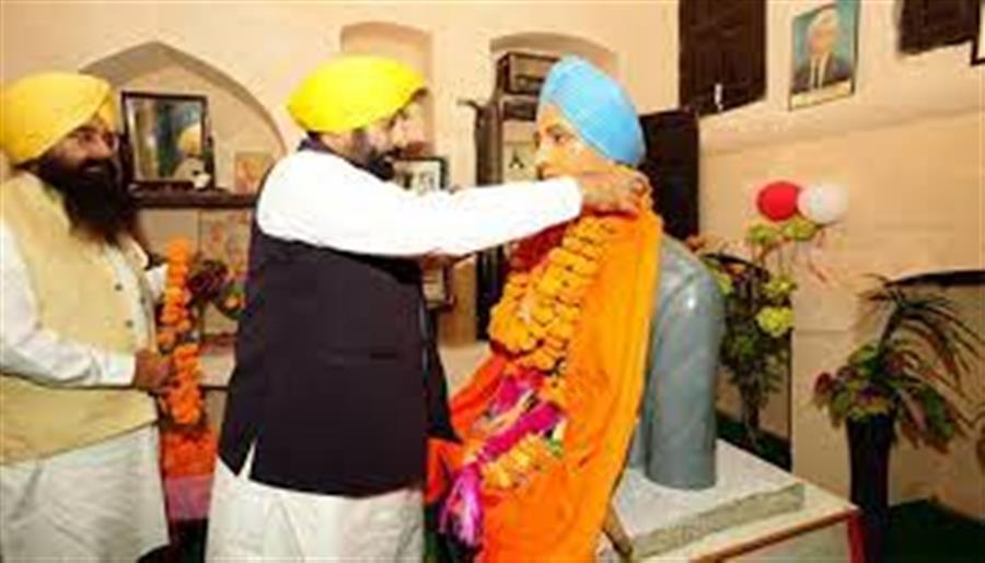 मुख्यमंत्री के नेतृत्व में राज्य निवासियों द्वारा शहीद करतार सिंह सराभा को शहीदी दिवस पर श्रद्धासुमन भेंट
