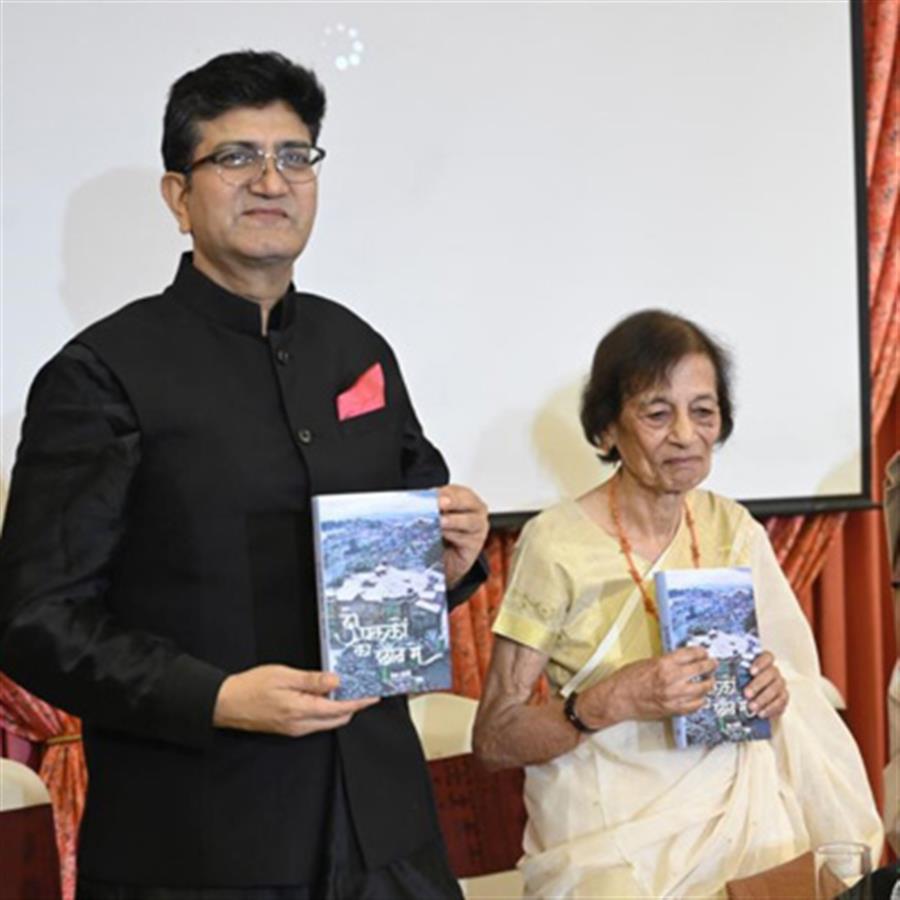 Prasoon Joshi launches Dr Hema Joshi’s book ‘Do Palkon Ki Chhavn Main’
