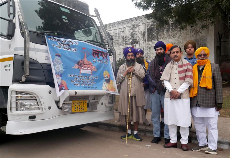 अयोध्या में लंगर सेवा के लिए पंजाब से निहंग रसूलपुर की अगुवाई में निहंगों का जत्था राशन लेकर हुआ रवाना