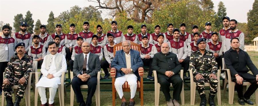 भारत सरकार के 'भारत दर्शन स्टडी टूर प्रोग्राम' के तहत कश्मीर घाटी के 27 छात्रों ने की राज्यपाल से मुलाकात 