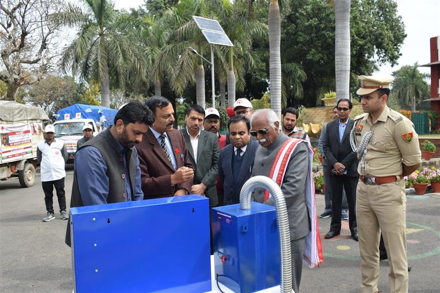राज्यपाल दत्तात्रेय ने निःशुल्क 82 सैनेटरी पैड डिस्पेंसिग एवं डिस्पोजल मशीनों के ट्रकों को हरी झंडी दिखाकर रवाना किया