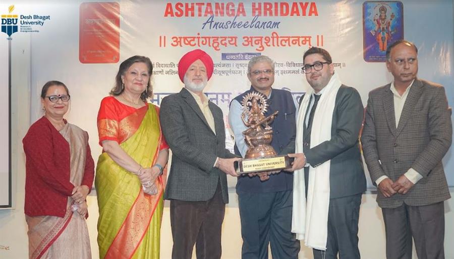 विद्यार्थियों ने योग और श्लोक मंत्रोच्चारण में नया विश्व कीर्तिमान बनाया