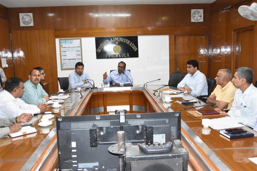 जिला निर्वाचन अधिकारी व विभिन्न राजनीतिक दलों के प्रतिनिधियों की उपस्थिति में ईवीएम का हुआ पहला रेंडमाईजेशन