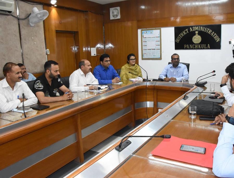 जिला निर्वाचन अधिकारी की अध्यक्षता में बीएलओ के लिए वोटर्स इन क्यू एप का प्रशिक्षण कार्यक्रम आयोजित