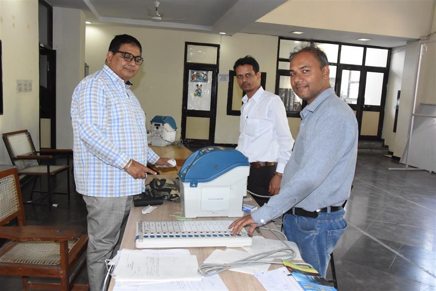पीठासीन (पीओ) और सहायक पीठासीन अधिकारियों (एपीओ) की राजकीय स्नातकोत्तर महाविद्यालय में चल रही ट्रेनिंग हुई संपन्न