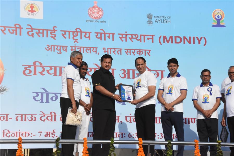 दिव्यांग विद्यार्थियों ने  की योग उत्सव में भागीदारी