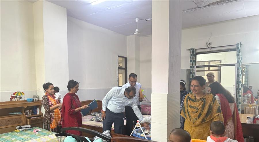 उपायुक्त डा. यश गर्ग ने किया शिशुगृह का दौरा