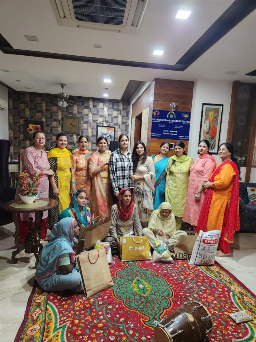 अपनी शादी से पूर्व जरूरतमंद परिवार को बांटा मासिक राशन, लिया आशीर्वाद