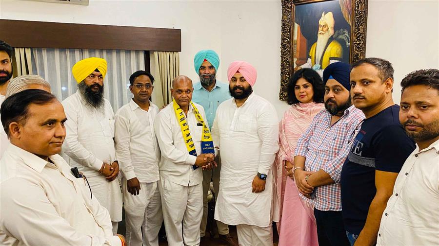 बसपा के चंडीगढ़ प्रभारी सुदेश कुमार खुरचा आम आदमी पार्टी में हुए शामिल