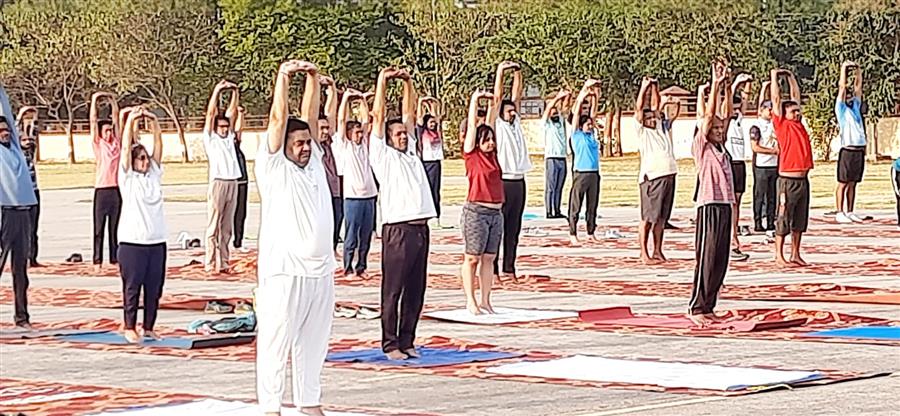 आयुष योग विशेषज्ञा व पतंजली के योग शिक्षकों ने अधिकारी/कर्मचारियों को सिखाया योग