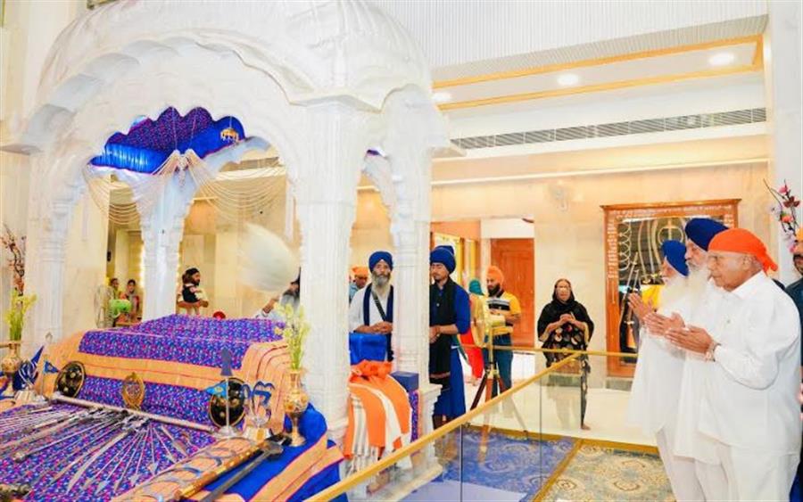 पंजाब के राज्यपाल गुरुद्वारा पौंटा साहिब में हुए नतमस्तक