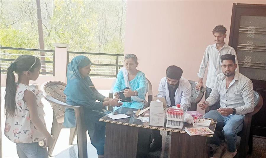 मोरनी के गांव खैरी व पिंजौर के रतपुर में स्वास्थ्य जांच शिविरों का किया आयोजन