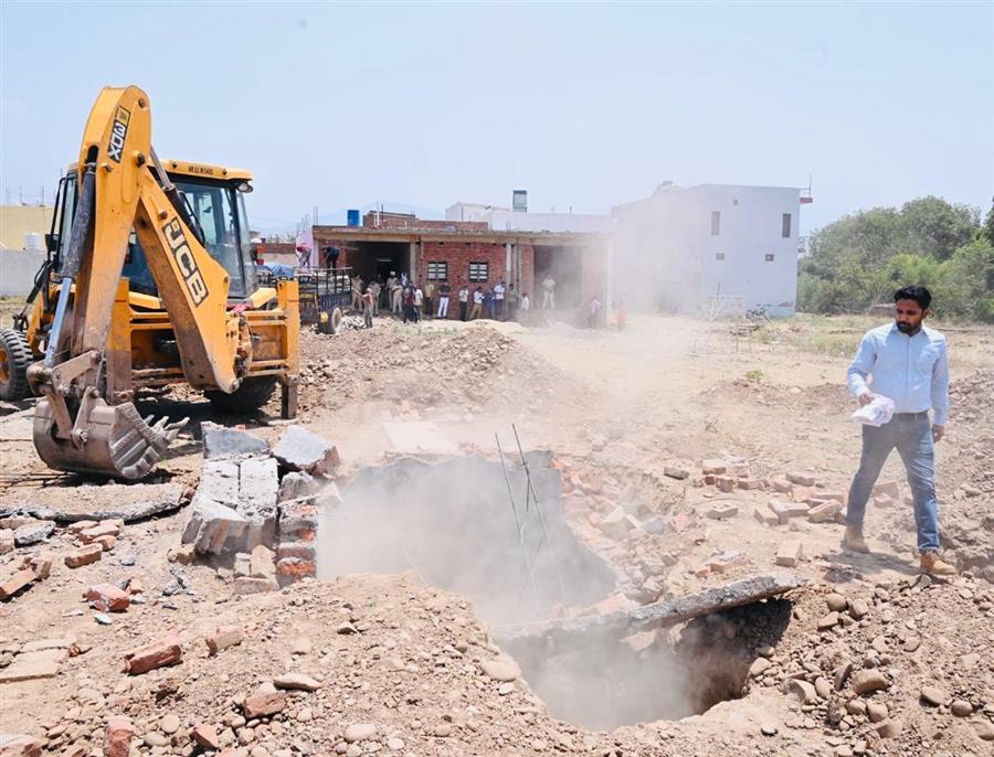 डीटीपी विभाग ने गांव शाहपुर व गौरखनाथ में 2 अनाधिकृत काॅलोनियों की 15 डीपीसी को जेसीबी द्वारा किया ध्वस्त